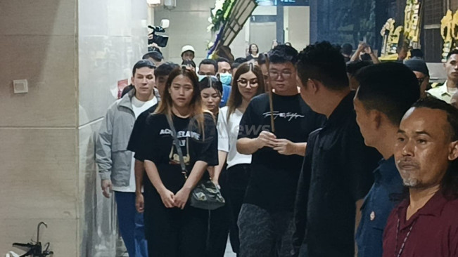 Sarwendah (baju putih) menjalani prosesi adat mengatarkan jenazah sang ayah ke rumah duka di Grand Heaven Pluit, Jakarta Utara, Sabtu (19/7/2025). [Foto: FTNews.co.id/Selvianus Kopong Basar]